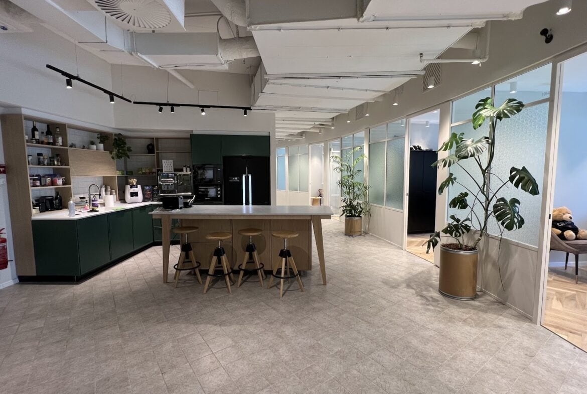 מטבח מרוהט ומאובזר