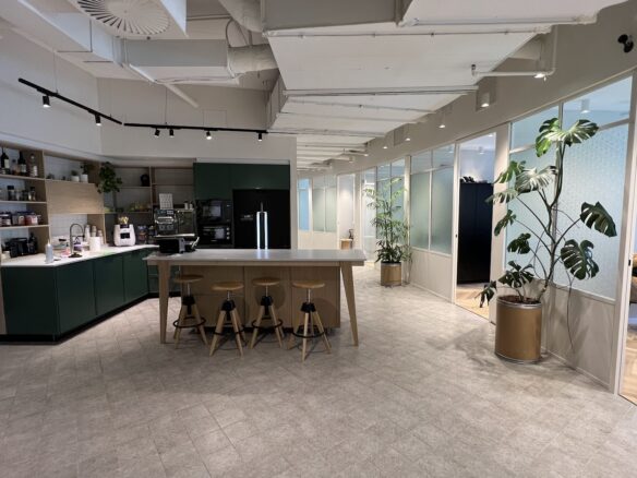 מטבח מרוהט ומאובזר