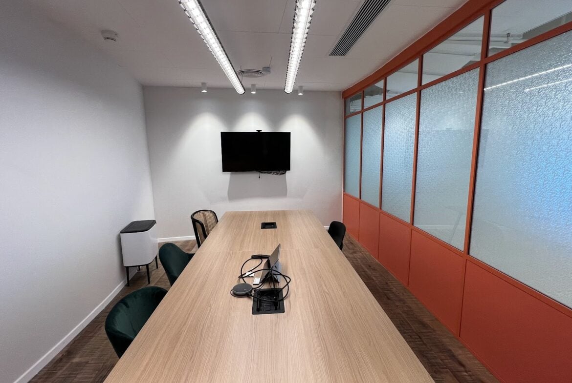 חדר ישיבות גדול