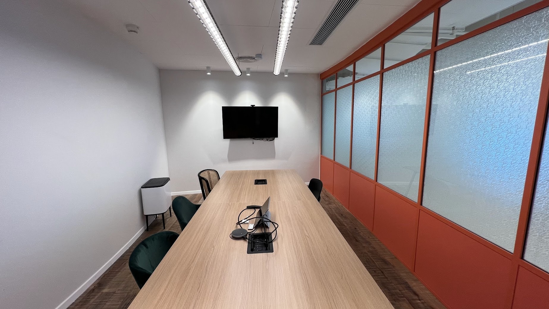 חדר ישיבות גדול