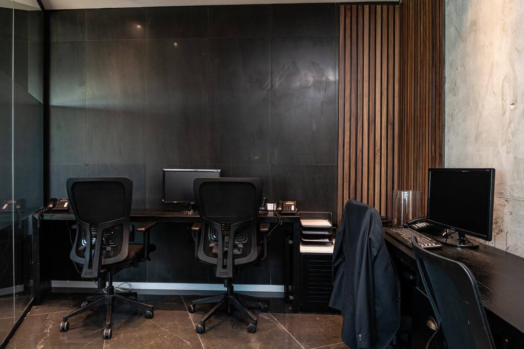 משרד מנהל- חדר עבודה אישי