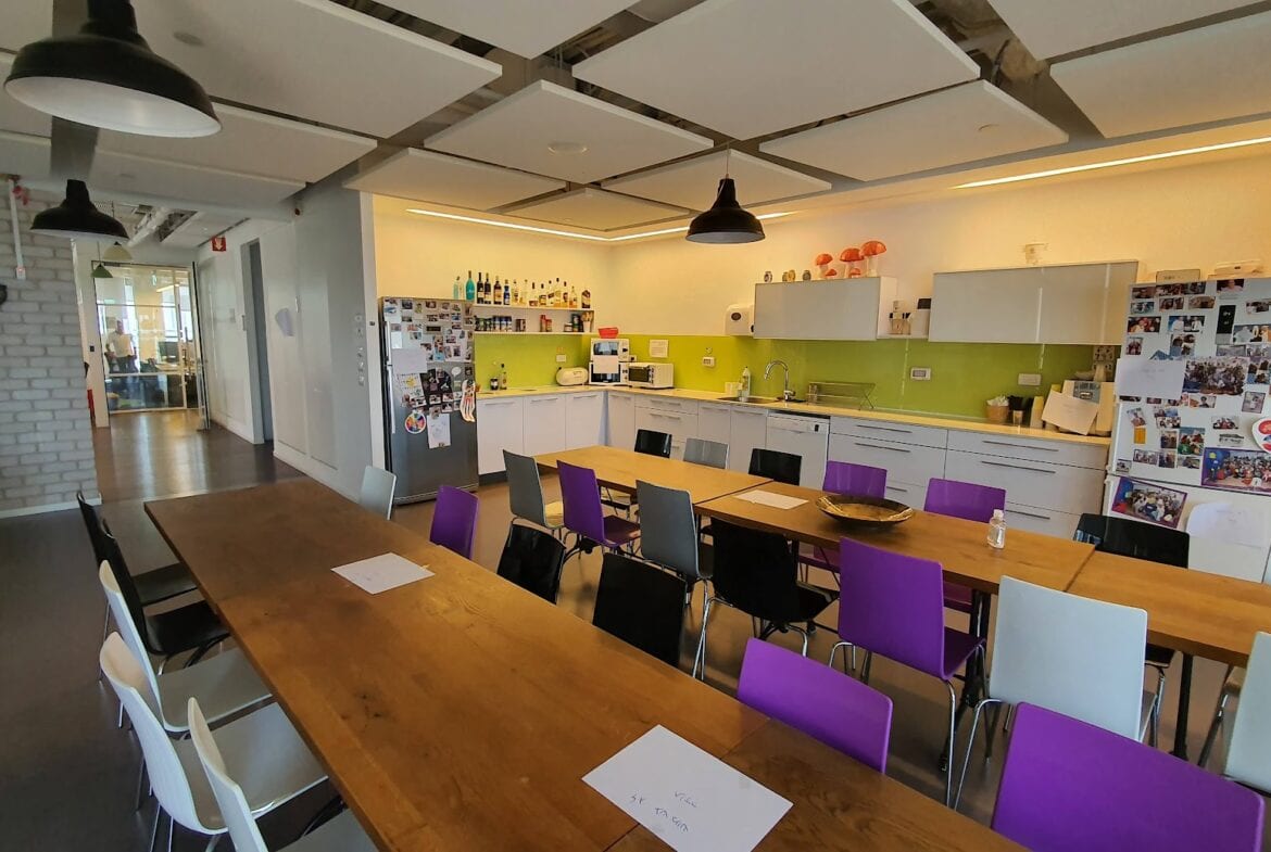 מטבח גדול עם מקום לפינות אוכל