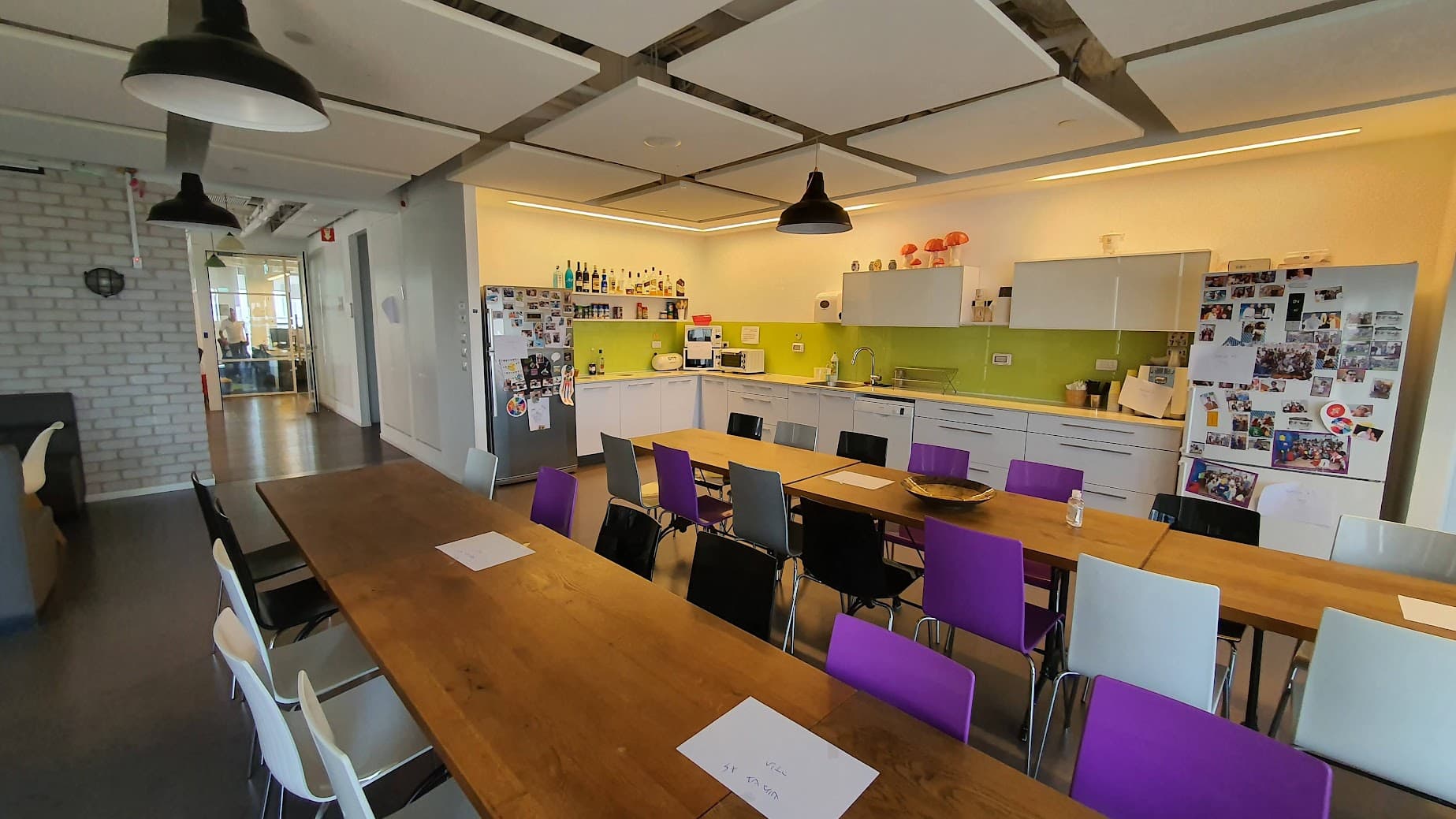 מטבח גדול עם מקום לפינות אוכל