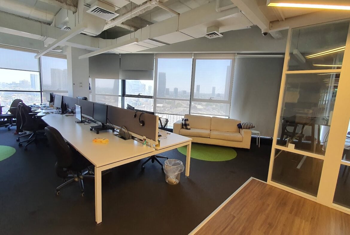 אופן ספייס עם עמדות עבודה