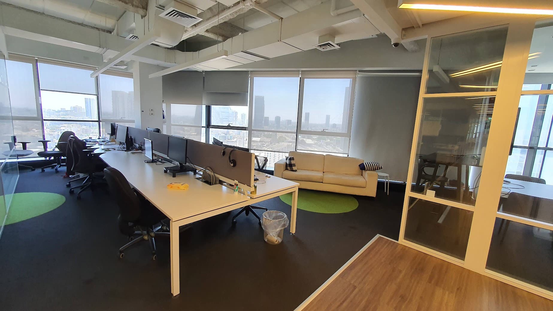 אופן ספייס עם עמדות עבודה