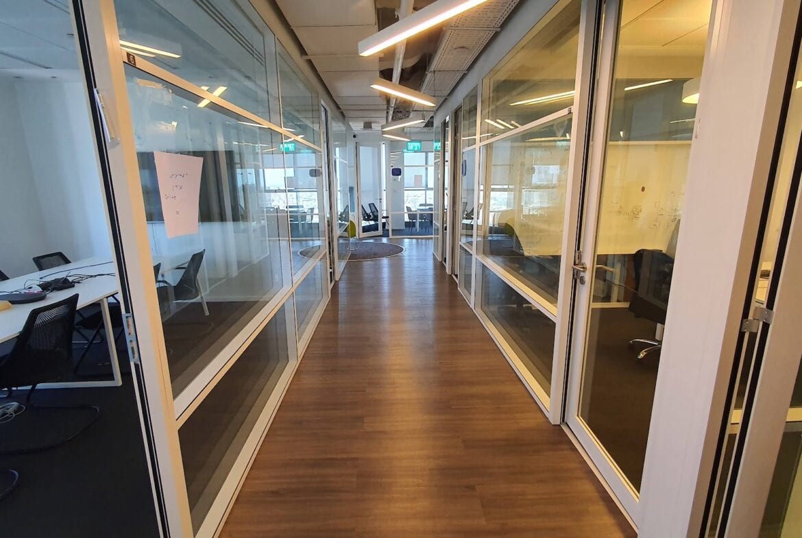 מסדרון וחלוקה לחדרי עבודה