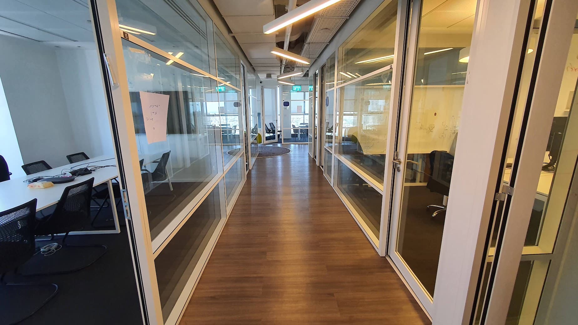 מסדרון וחלוקה לחדרי עבודה