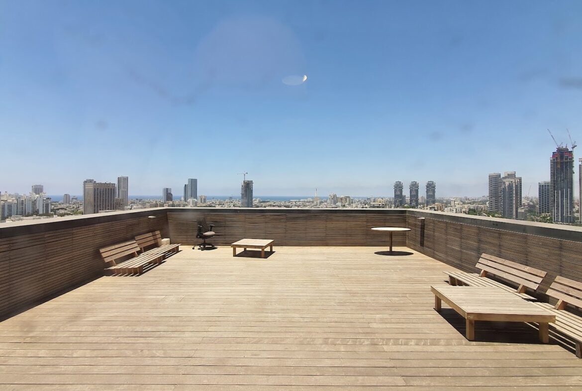 מרפסת פרטית עם נוף לכל תל אביב