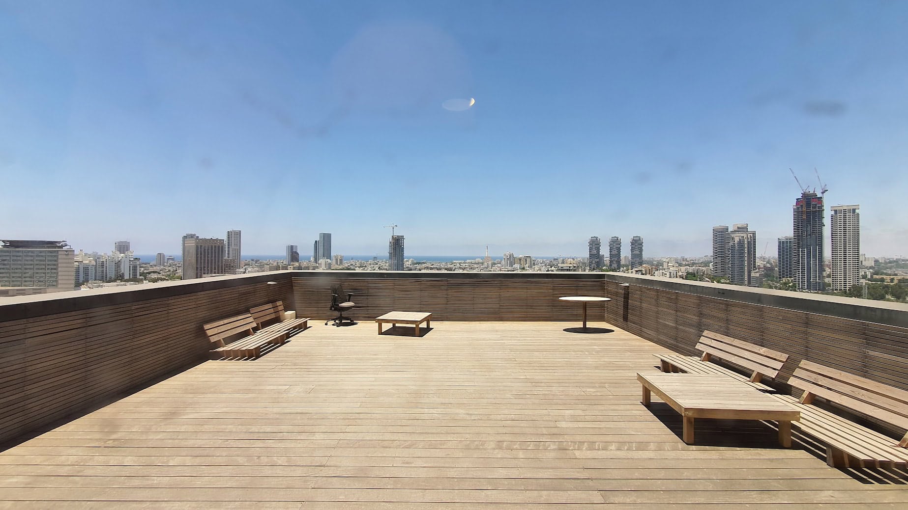 מרפסת פרטית עם נוף לכל תל אביב מרפסת פרטית עם נוף לכל תל אביב