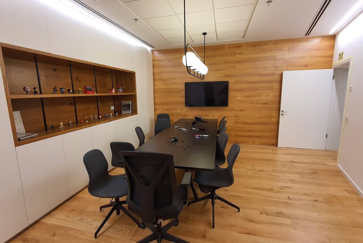 חדר ישיבות גדול במשרד