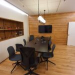 חדר ישיבות גדול במשרד