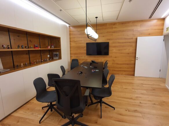 חדר ישיבות גדול במשרד