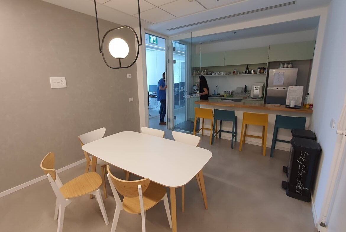 מטבח עם מקום לפינות אוכל