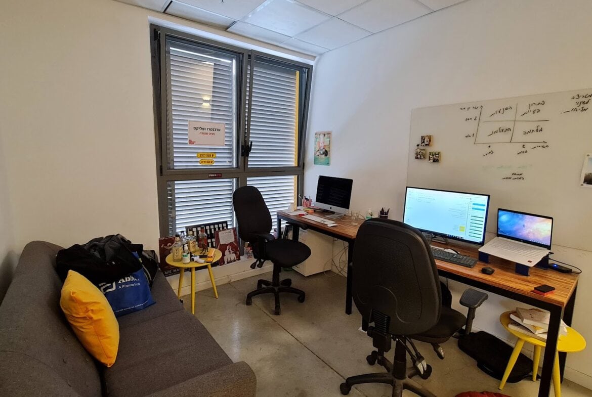 אחד מחדרי עבודה
