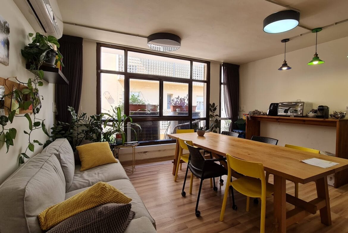 פינת אוכל ואזור לאונג' קטן