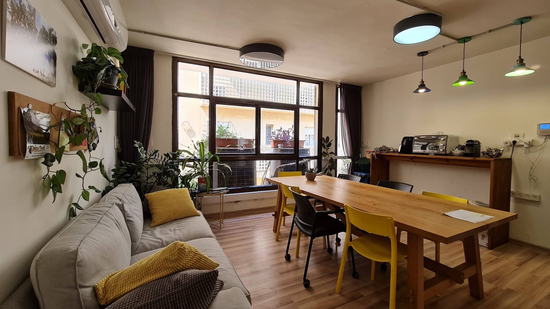 פינת אוכל ואזור לאונג' קטן