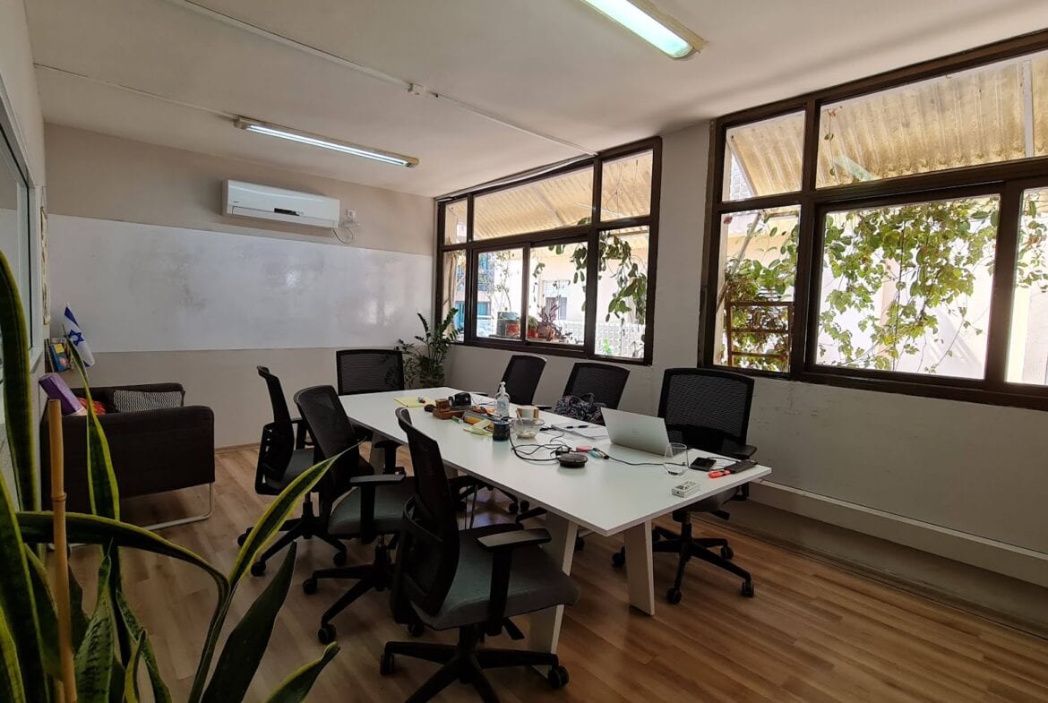 חדר ישיבות גדול במשרד