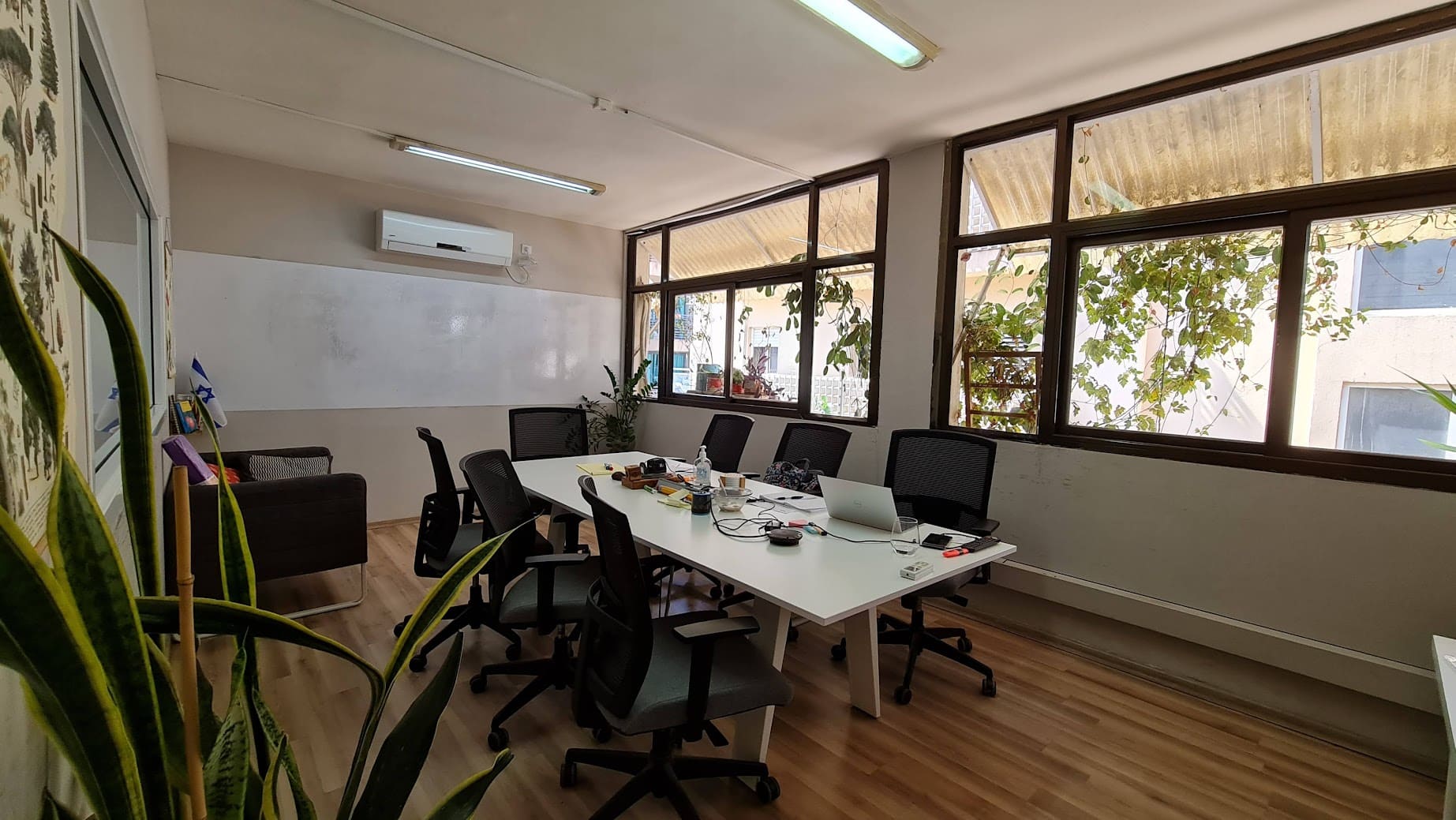 חדר ישיבות גדול במשרד