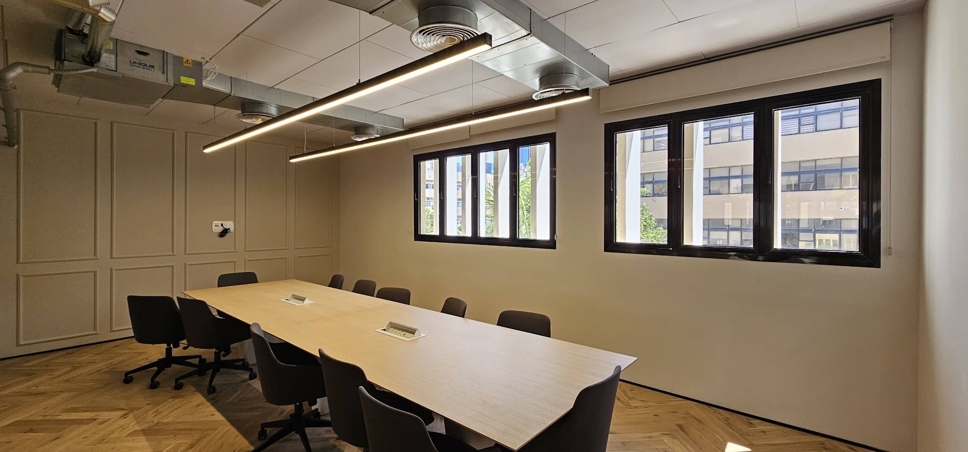 חדר ישיבות גדול