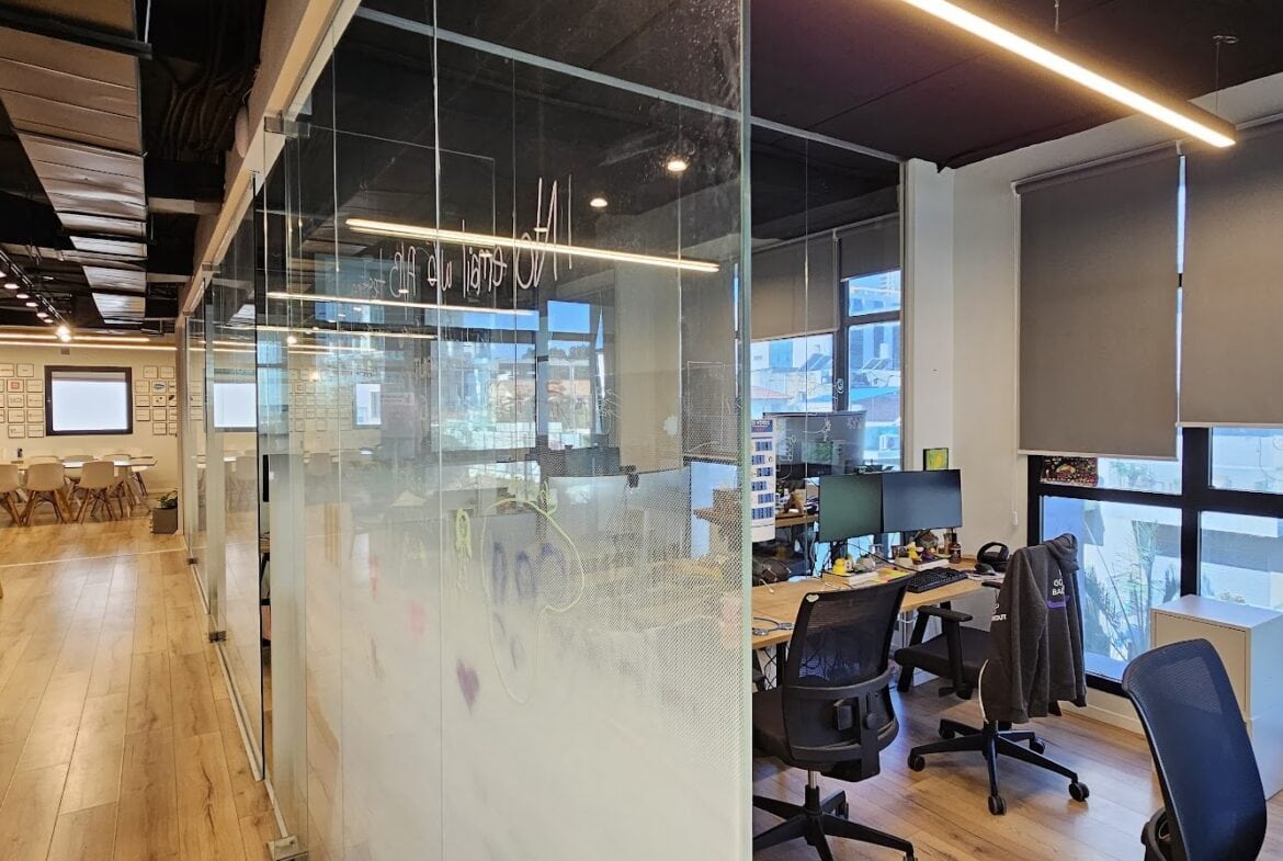 מסדרון לחלוקה לחדרי עבודה