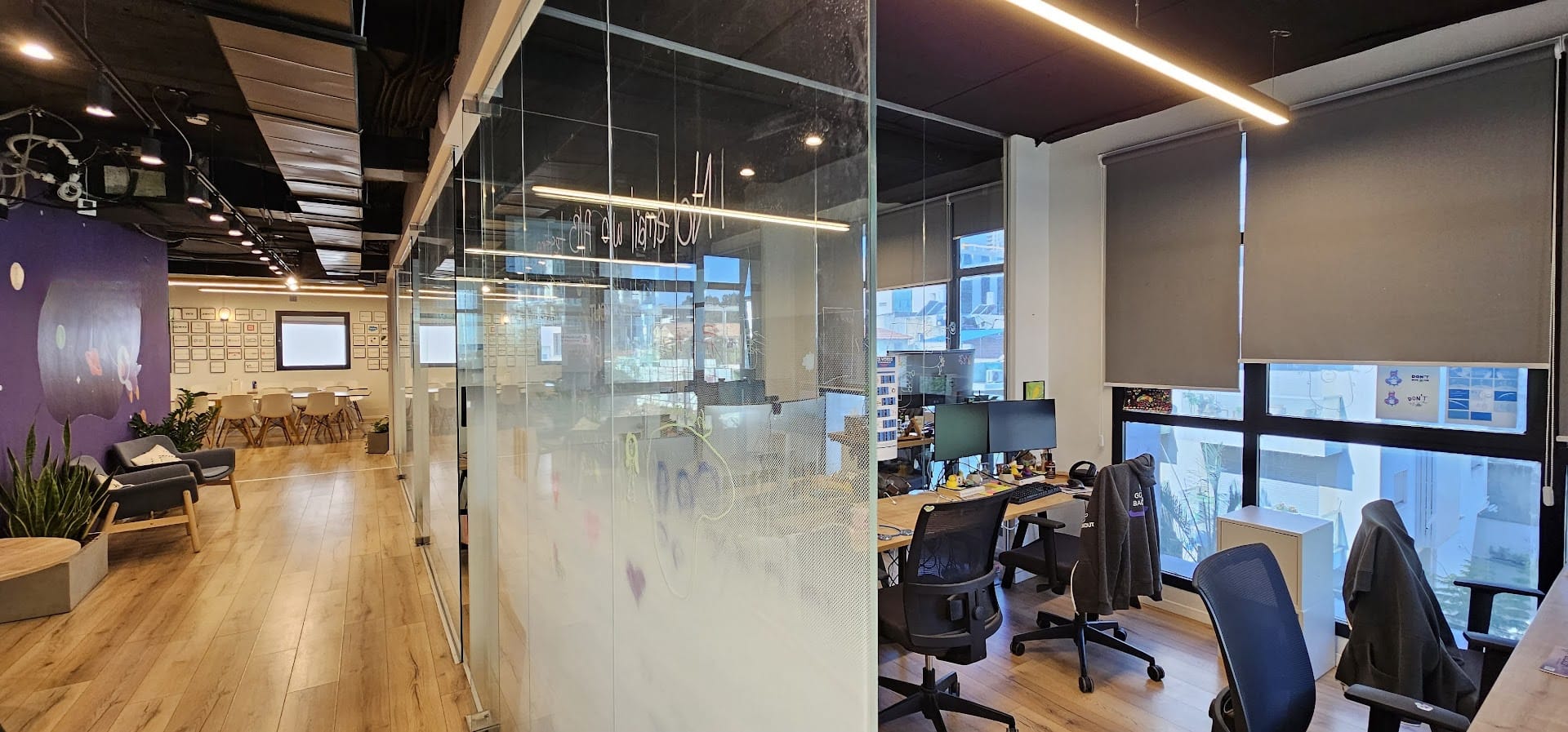 מסדרון לחלוקה לחדרי עבודה