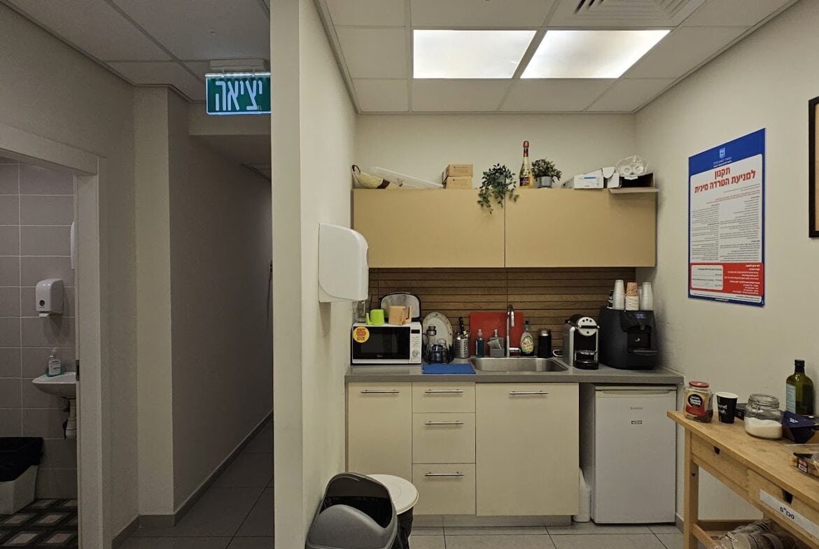 מטבחון במשרד ותאי שירותים.