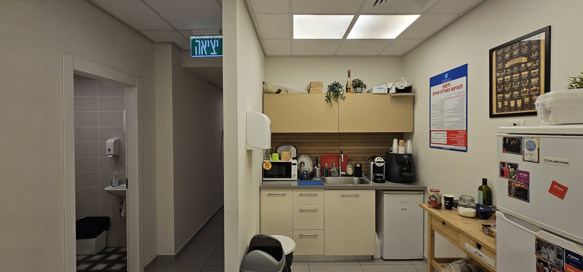 מטבחון במשרד ותאי שירותים.