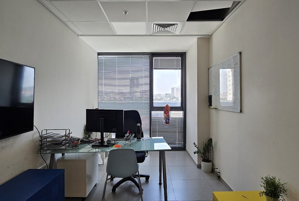 אחד מחדרי עבודה במשרד