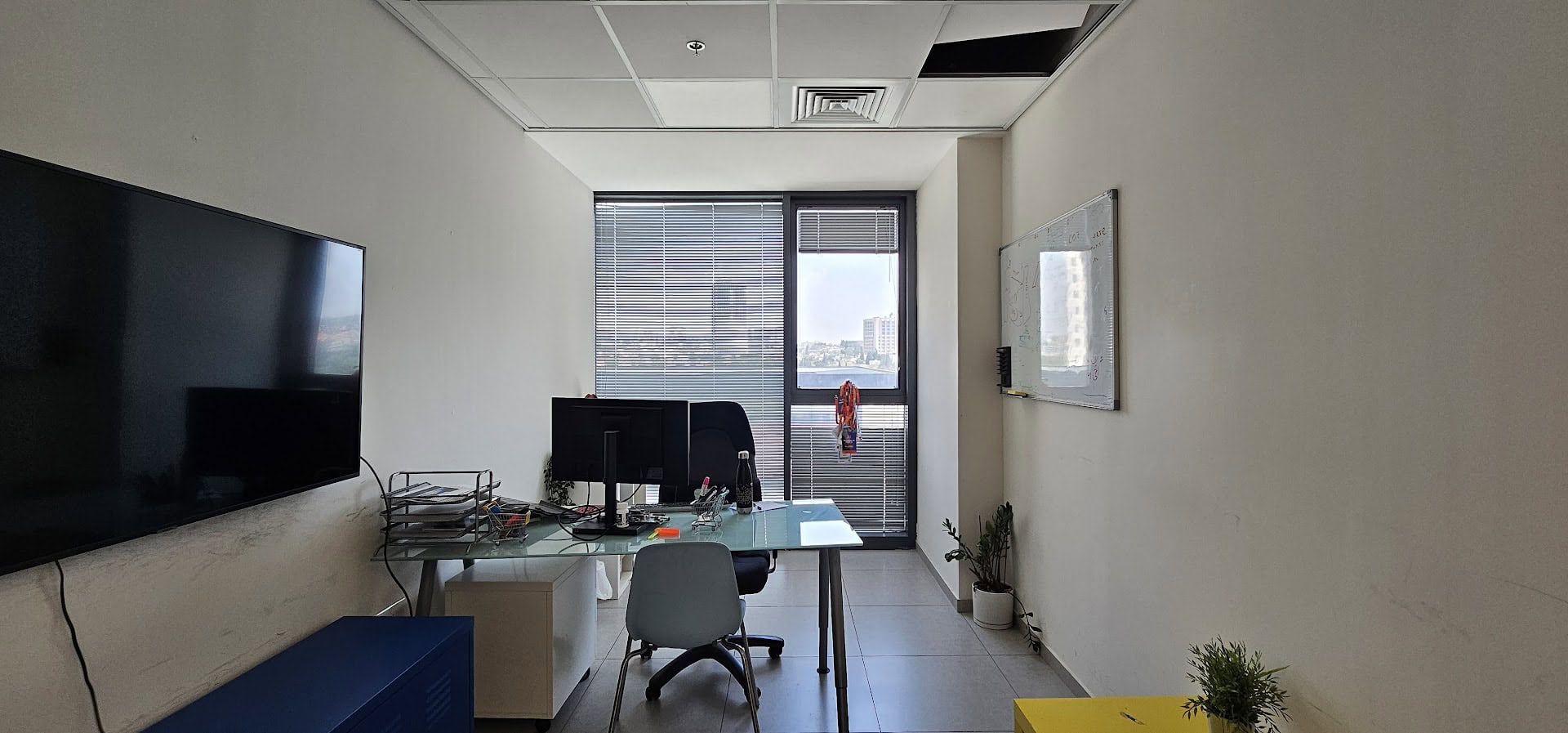 אחד מחדרי עבודה במשרד