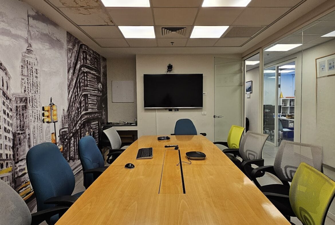 חדר ישיבות גדול במשרד