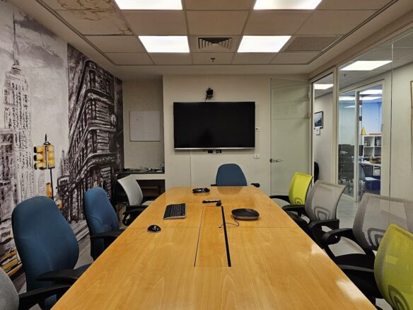 חדר ישיבות גדול במשרד