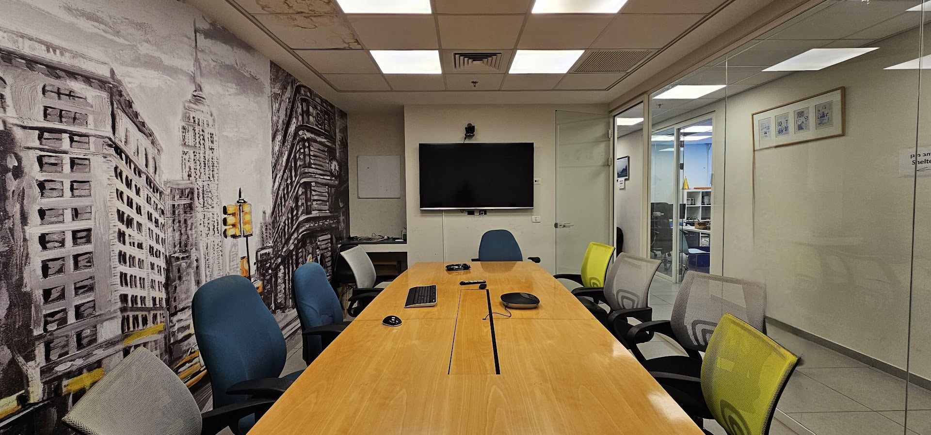 חדר ישיבות גדול במשרד