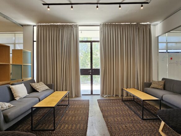 אזור לאונג' במשרד בחסן ערפה