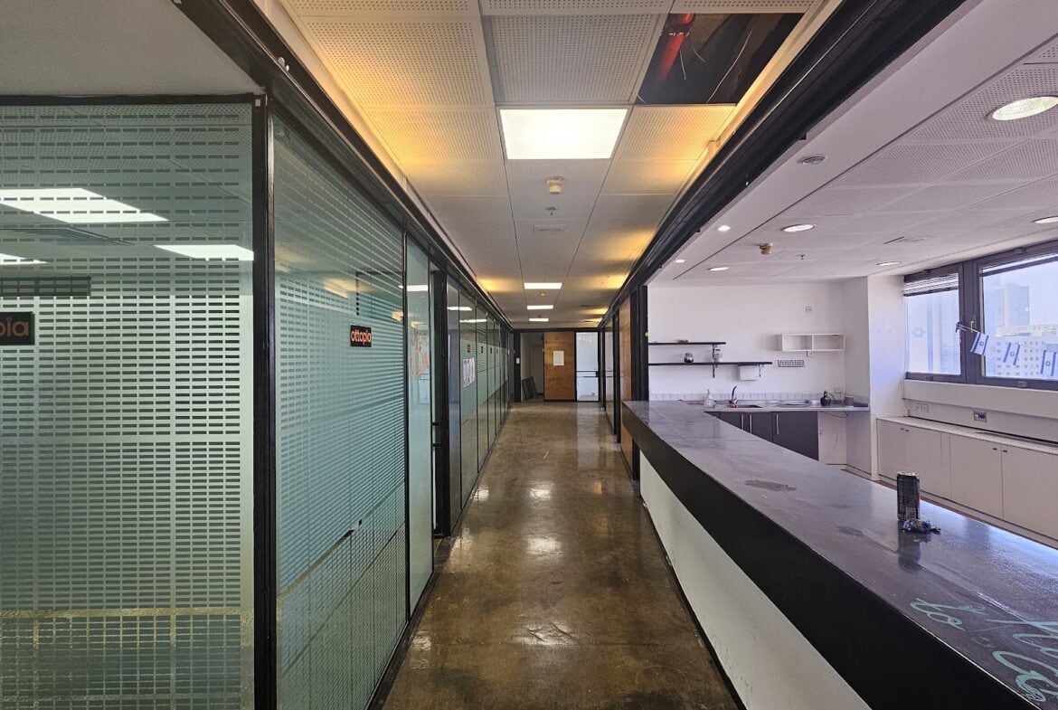 בתמונה מטבח, מסדרון וחלוקה לחדרים