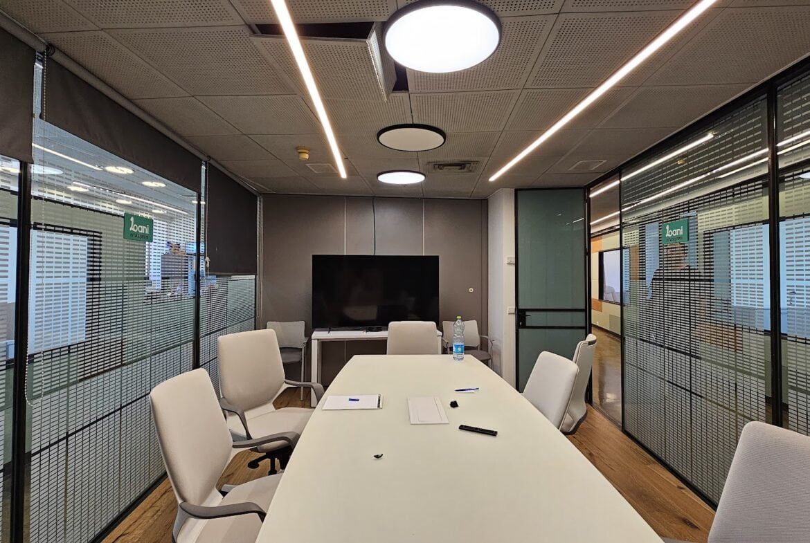 חדר ישיבות גדול במשרד ביד חרוצים