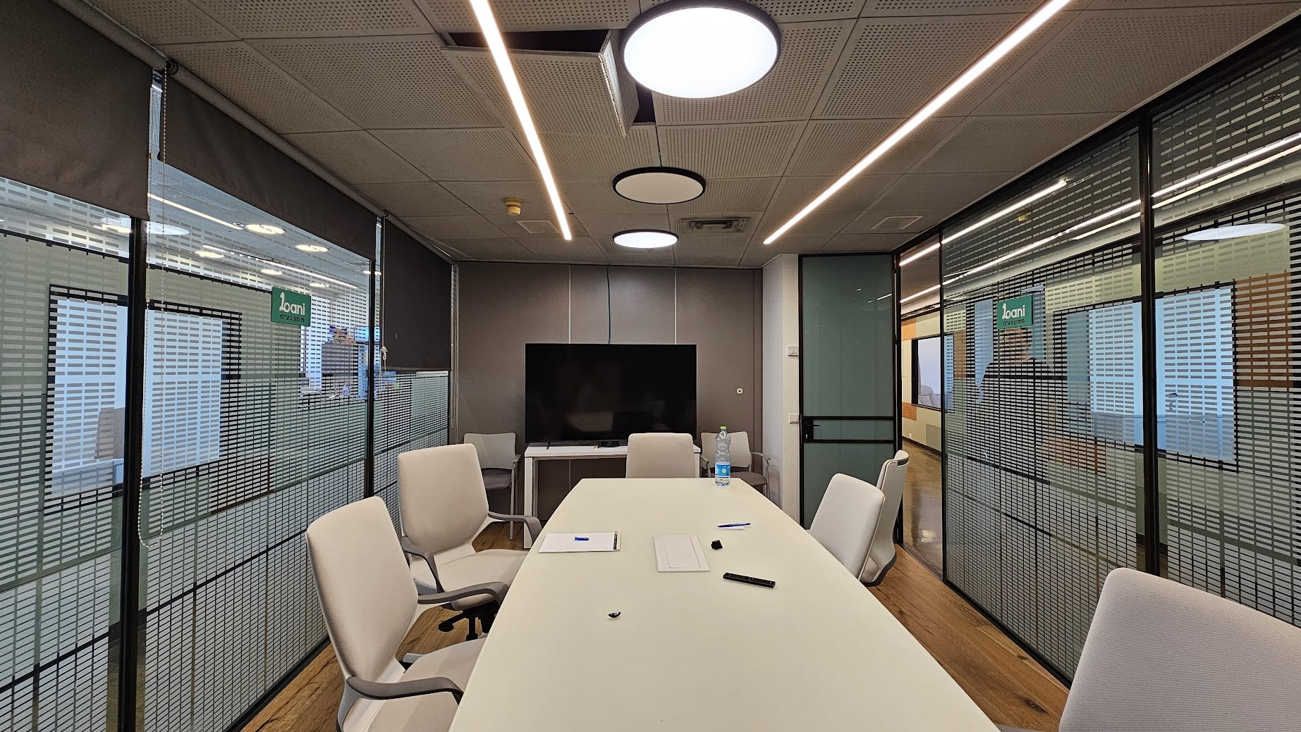 חדר ישיבות גדול במשרד ביד חרוצים