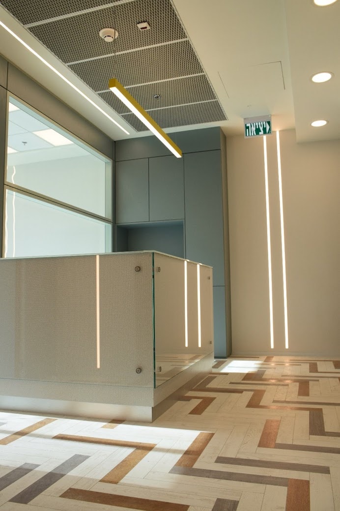 עמדת קבלה ואזור כניסה למשרד