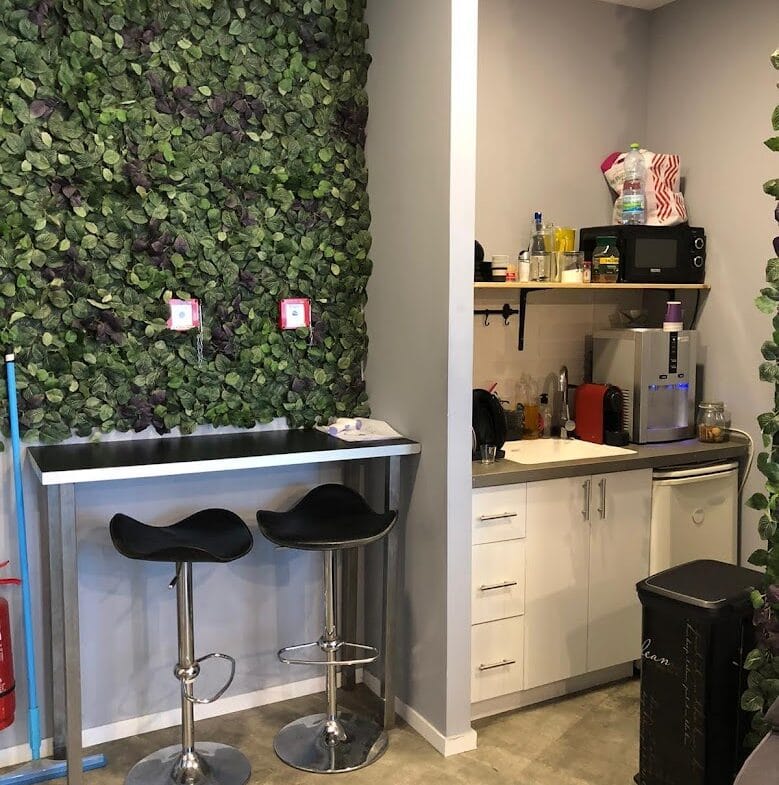 מטבחון עם עמדת קפה