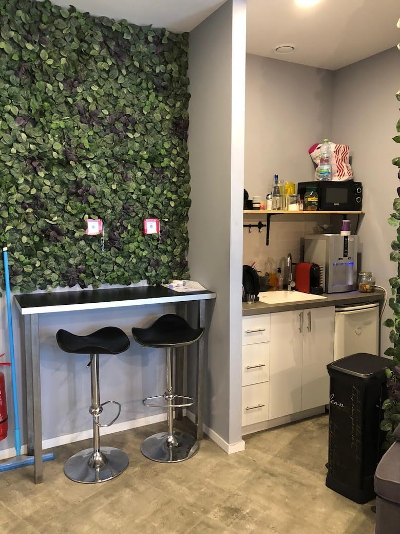 מטבחון עם עמדת קפה