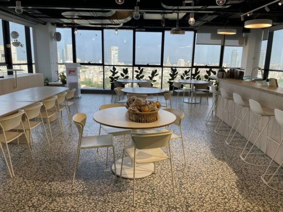 מטבח גדול עם הרבה מקום לפינות אוכל