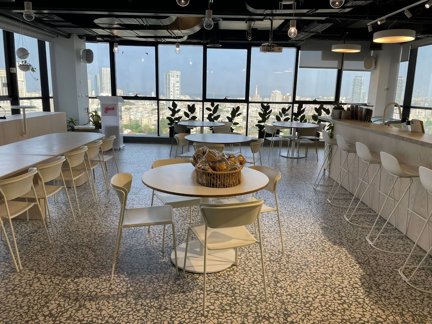 מטבח גדול עם הרבה מקום לפינות אוכל