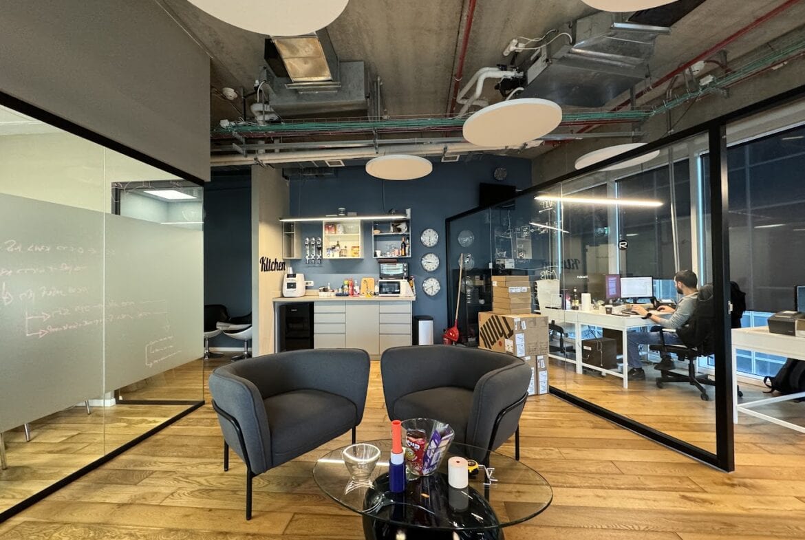 מבט כללי- מטבחון, סלון קטן וחדרים