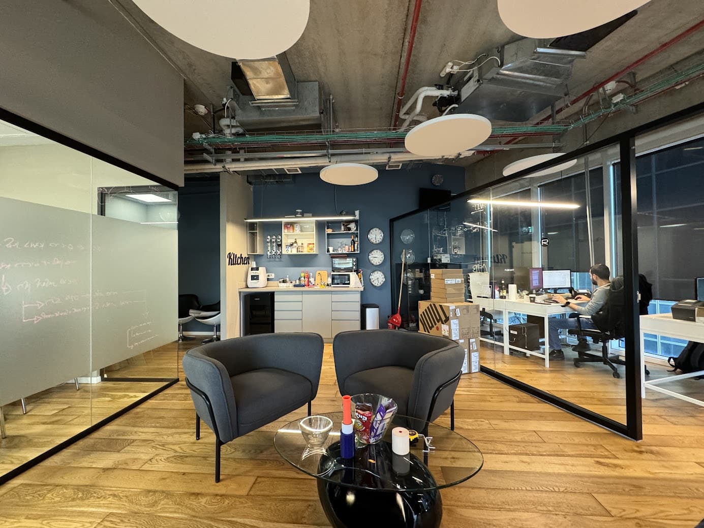 מבט כללי- מטבחון, סלון קטן וחדרים