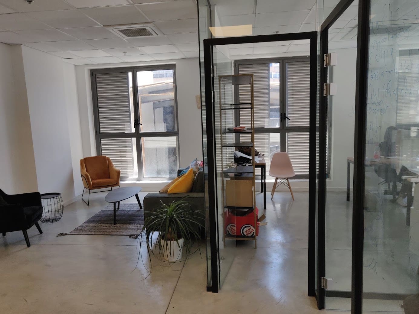 סלון/ אזור לאונג' וחדר עבודה