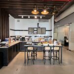 מטבח גדול ומאובזר במשרד