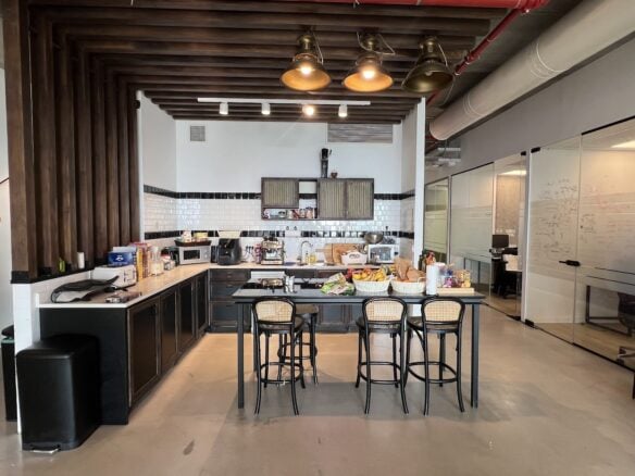 מטבח גדול ומאובזר במשרד