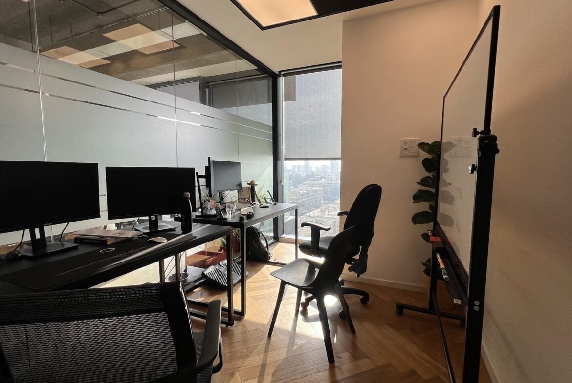 חדר צוות של 4 עובדים/ חדר עבודה גדול