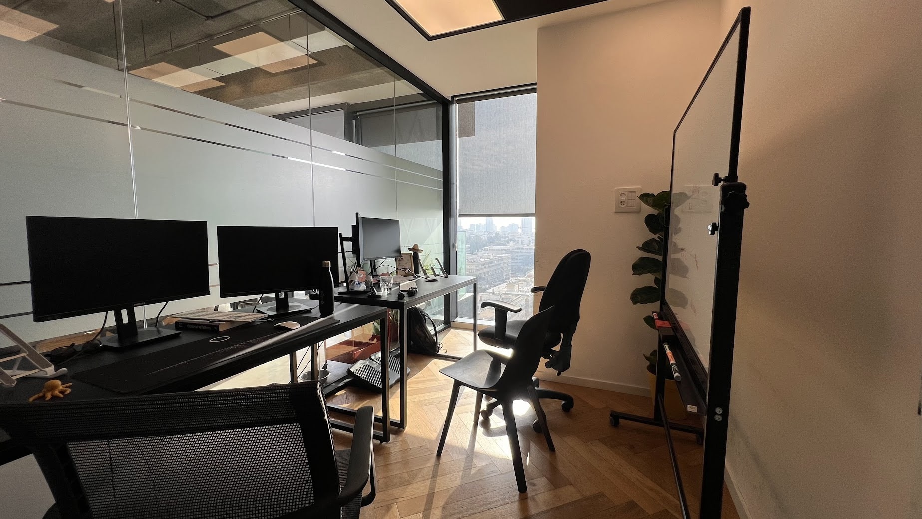 חדר צוות של 4 עובדים/ חדר עבודה גדול