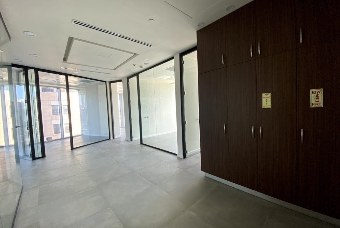 חלוקה לחדרי עבודה וחדר ישיבות