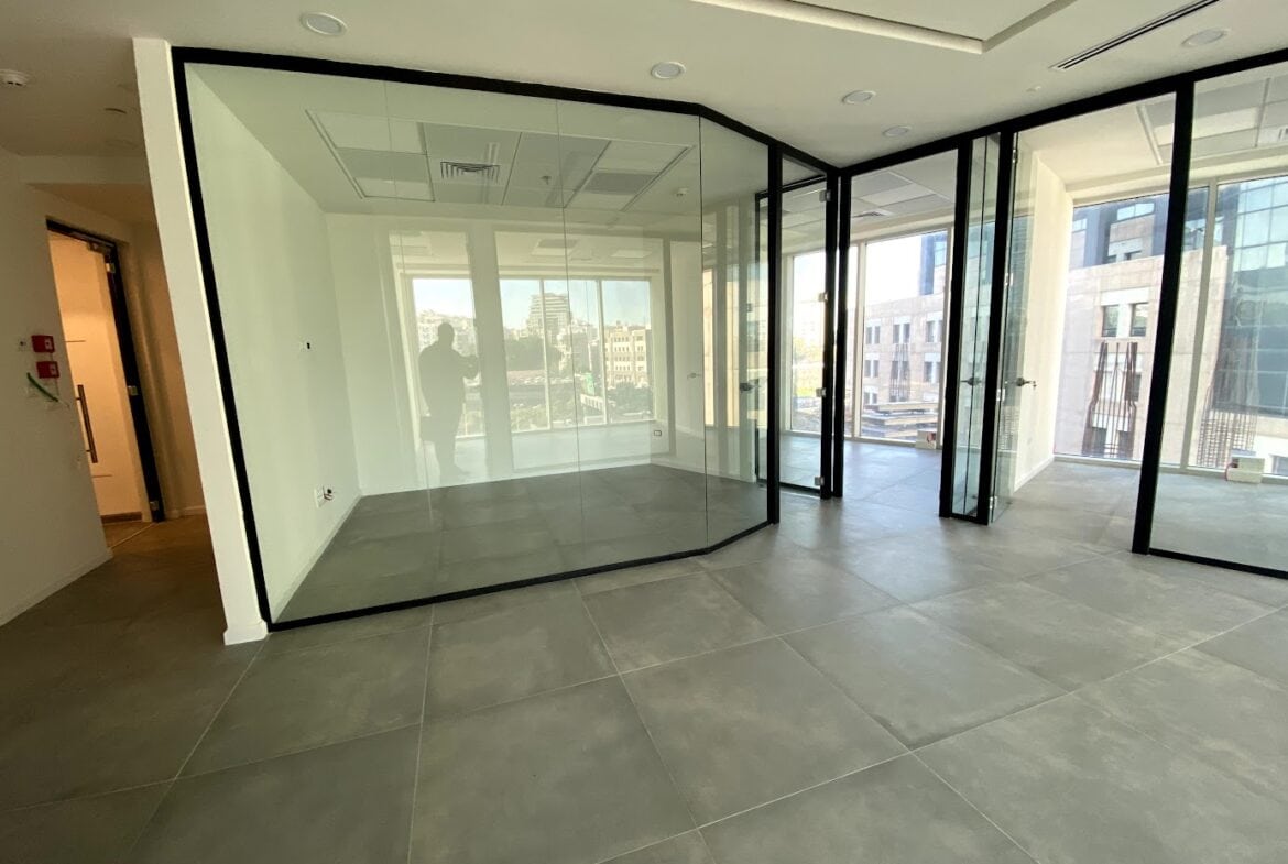 חדר ישיבות וחדרי עבודה